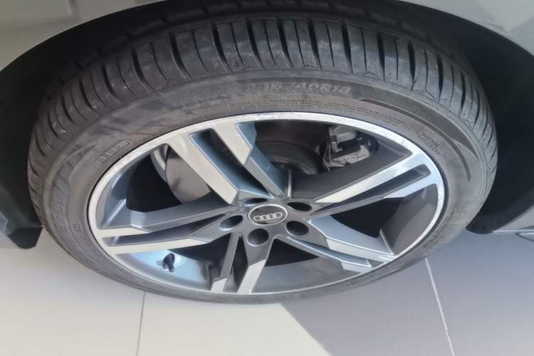 Used Audi A4L 2022 40 TFSI Luxury Dynamic Model Left Front Wheel Hub