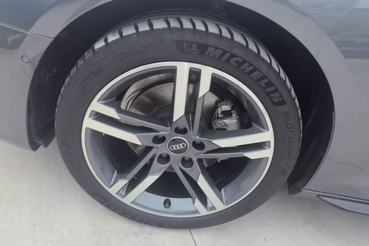 Used Audi A4L 2022 40 TFSI Luxury Dynamic Model Left Front Wheel Hub