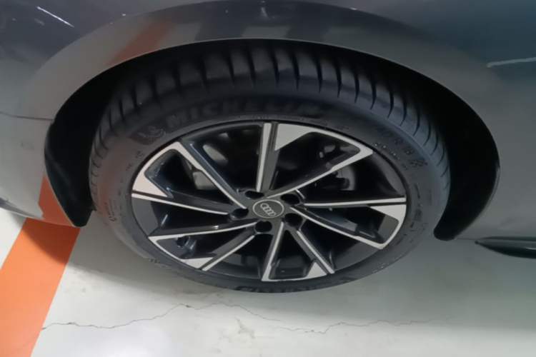 Used Audi A4L 2022 40 TFSI Luxury Dynamic Model Left Front Wheel Hub