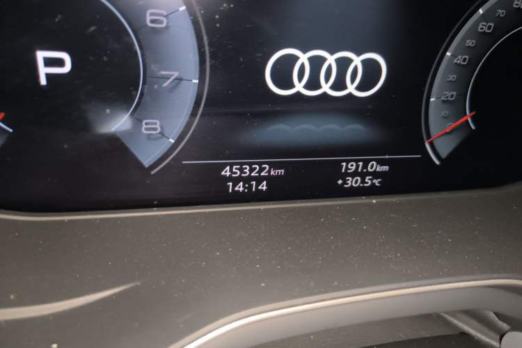 Used Audi A4L 2022 40 TFSI Luxury Dynamic Model Odometer Close Up