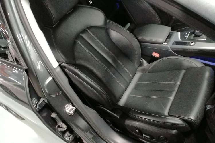 Used Audi A4L 2022 40 TFSI Luxury Dynamic Model Right Front Seat