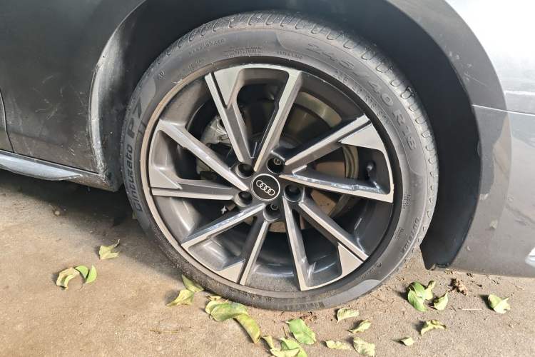 Used Audi A4L 2022 40 TFSI Stylish and Elegant Edition Right Front Wheel Hub