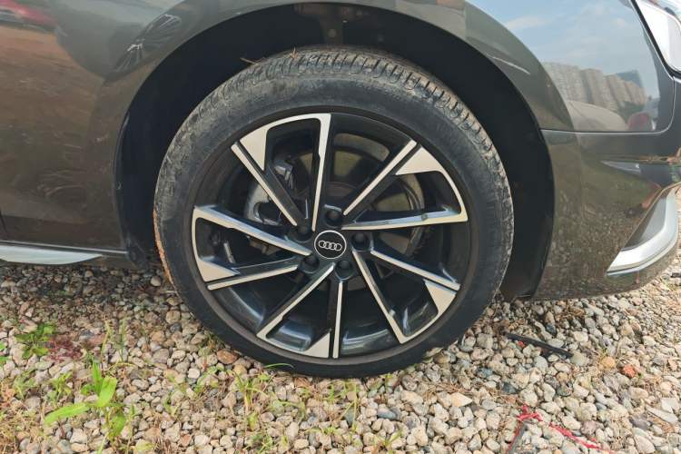 Used Audi A4L 2022 40 TFSI Stylish and Elegant Edition Right Front Wheel Hub