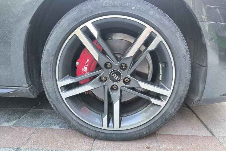 Used Audi A4L 2022 40 TFSI Luxury Dynamic Model Right Front Wheel Hub