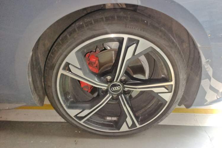 Used Audi A4L 2022 40 TFSI quattro RS Performance Package Right Front Wheel Hub