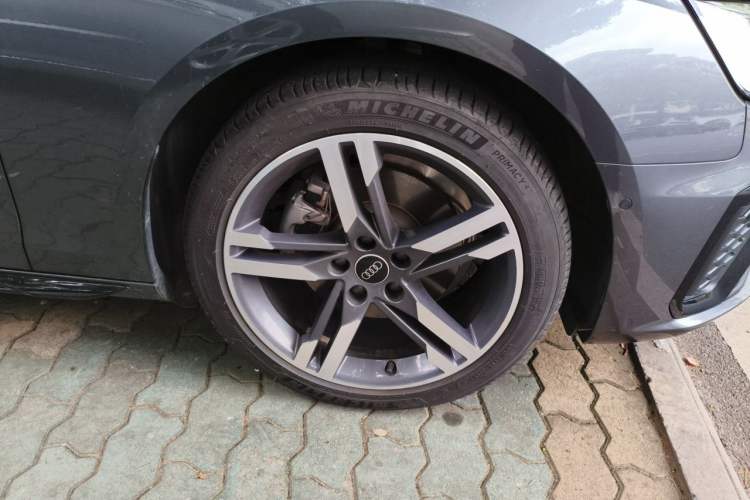 Used Audi A4L 2022 40 TFSI Luxury Dynamic Model Right Front Wheel Hub