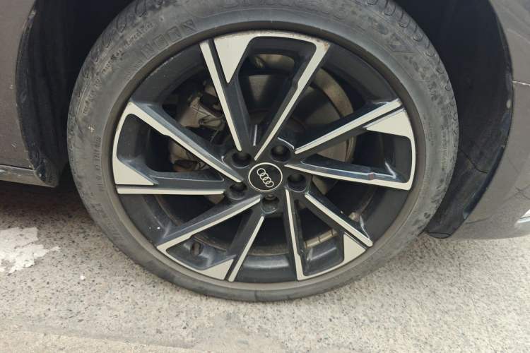 Used Audi A4L 2022 40 TFSI Stylish and Elegant Edition Right Front Wheel Hub