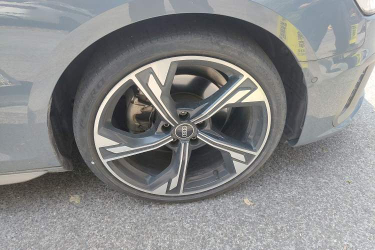 Used Audi A4L 2022 40 TFSI quattro RS Performance Package Right Front Wheel Hub
