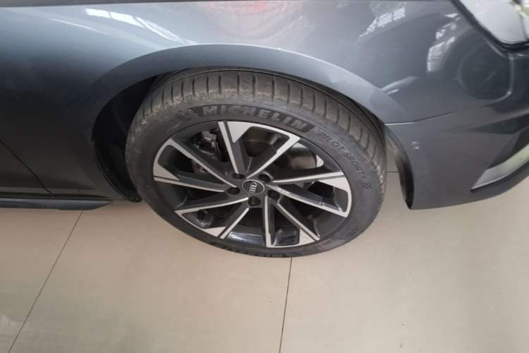 Used Audi A4L 2022 40 TFSI Luxury Prestige Edition Right Front Wheel Hub