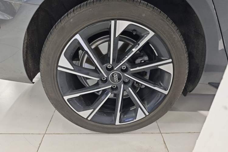 Used Audi A4L 2022 40 TFSI Luxury Dynamic Model Right Rear Wheel Hub