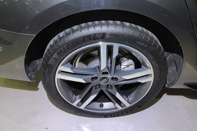 Used Audi A4L 2022 40 TFSI Luxury Dynamic Model Right Rear Wheel Hub