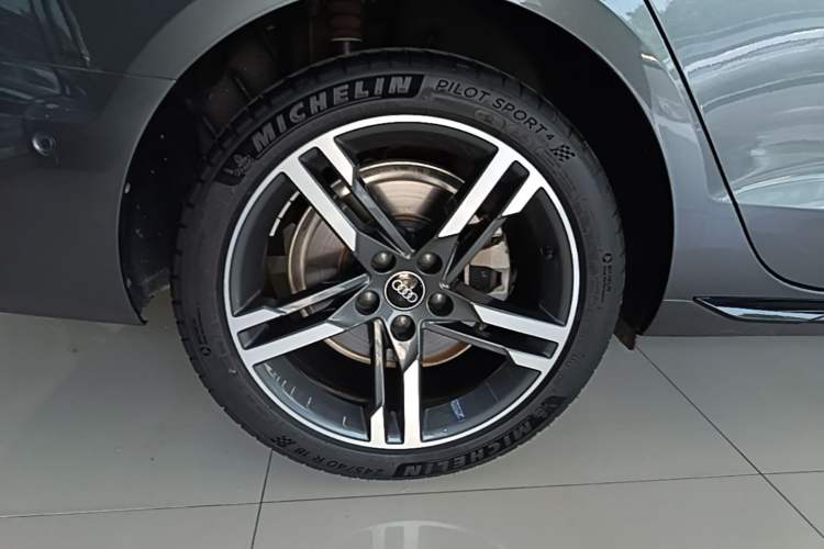 Used Audi A4L 2022 40 TFSI Luxury Dynamic Model Right Rear Wheel Hub