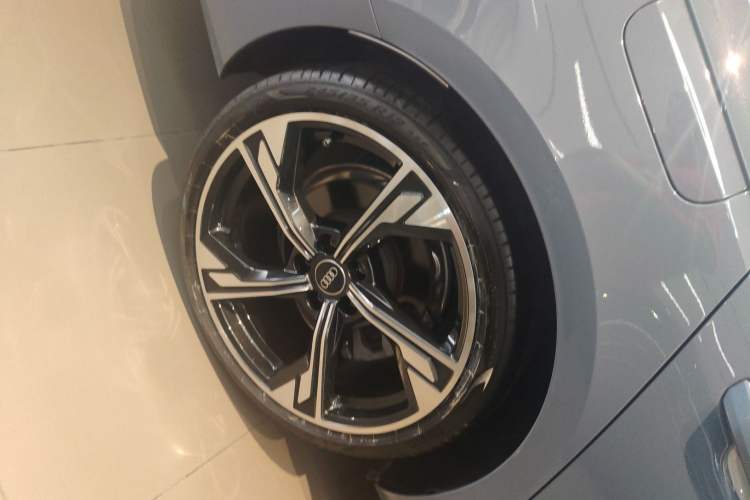 Used Audi A4L 2022 40 TFSI quattro RS Performance Package Right Rear Wheel Hub