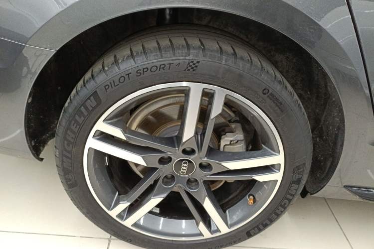 Used Audi A4L 2022 40 TFSI Luxury Dynamic Model Right Rear Wheel Hub