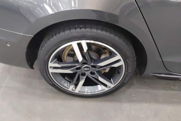 Used Audi A4L 2022 40 TFSI Luxury Dynamic Model Right Rear Wheel Hub
