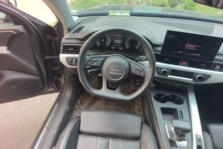 Used Audi A4L 2022 40 TFSI Luxury Dynamic Model Steering Wheel