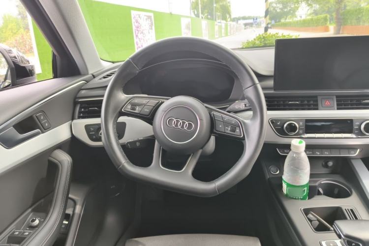 Used Audi A4L 2022 40 TFSI Luxury Dynamic Model Steering Wheel