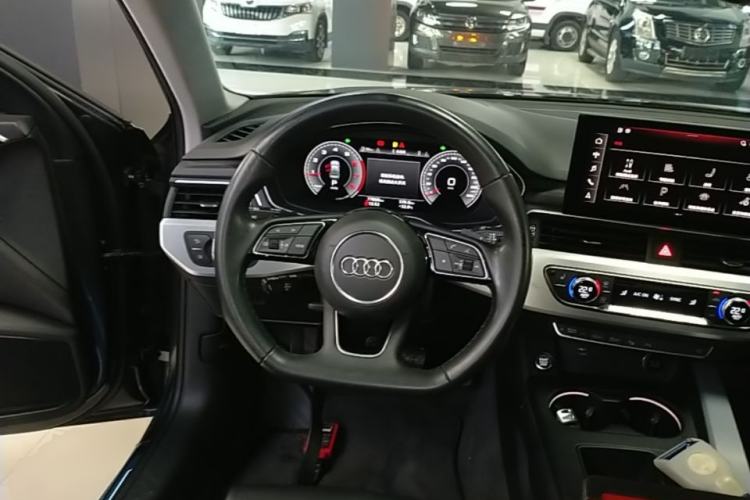 Used Audi A4L 2022 40 TFSI Luxury Dynamic Model Steering Wheel