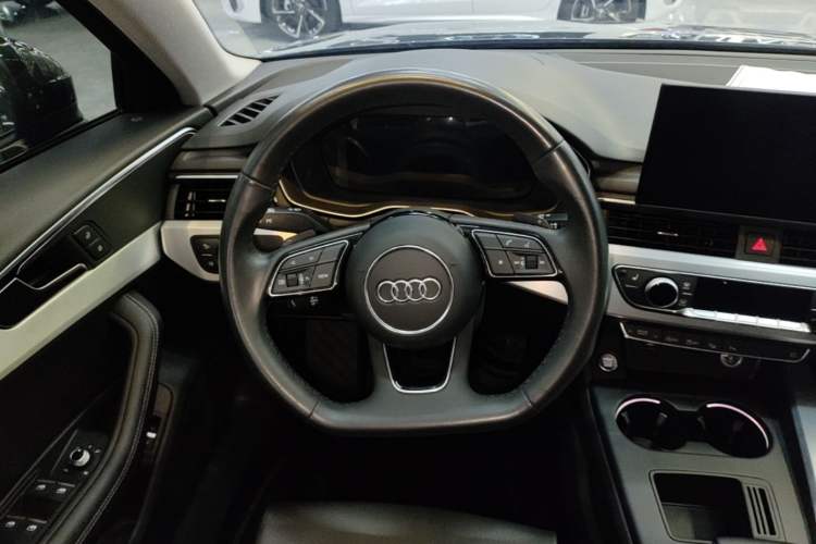 Used Audi A4L 2022 40 TFSI Luxury Dynamic Model Steering Wheel