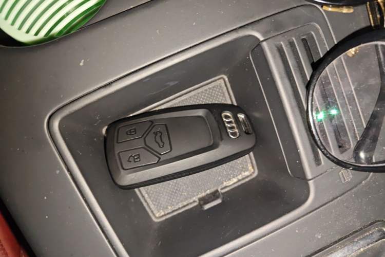 Used Audi A4L 2022 40 TFSI Luxury Dynamic Model Vehicle Key
