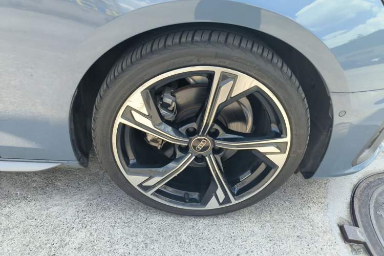 Used Audi A4L 2022 40 TFSI quattro RS Performance Package Right Front Wheel Hub