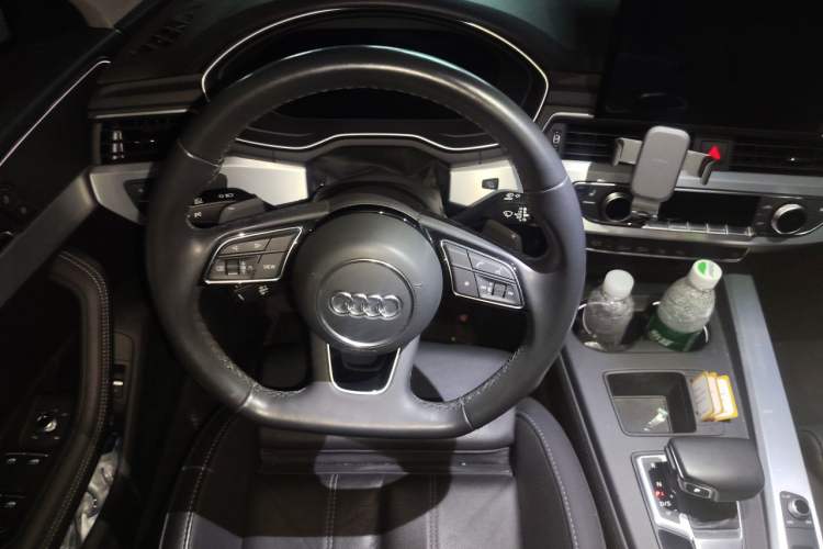 Used Audi A4L 2022 40 TFSI Luxury Dynamic Model Steering Wheel
