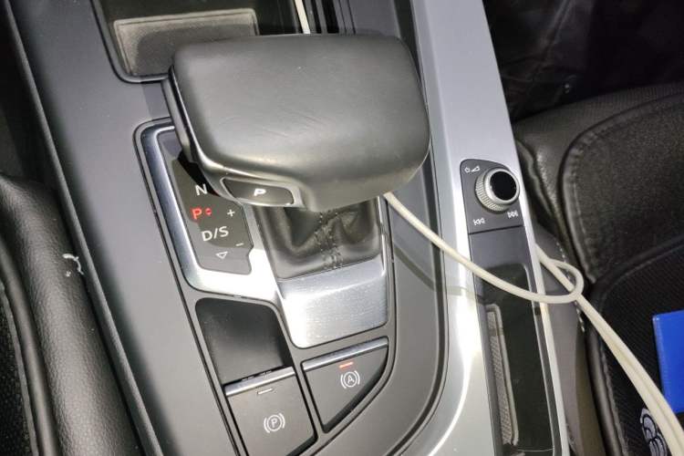 Used Audi A4L 2022 40 TFSI Fashion Dynamic Model Gear Lever
