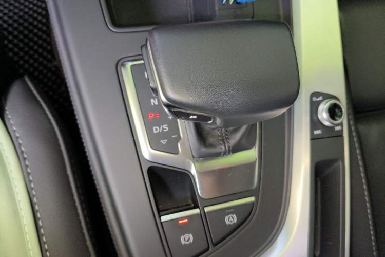 Used Audi A4L 2022 40 TFSI Luxury Dynamic Model Gear Lever