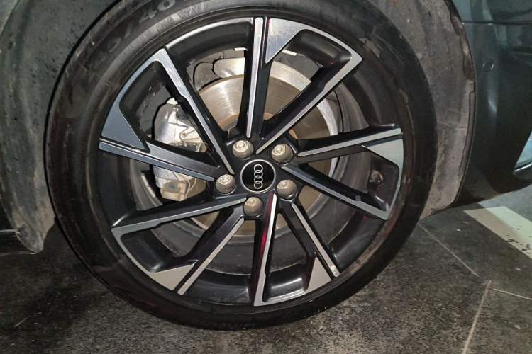 Used Audi A4L 2022 40 TFSI Luxury Prestige Edition Right Front Wheel Hub