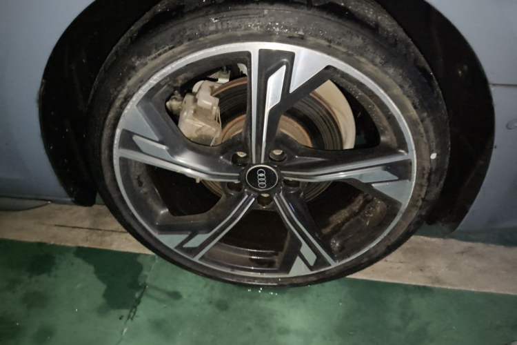 Used Audi A4L 2022 40 TFSI quattro RS Performance Package Right Front Wheel Hub