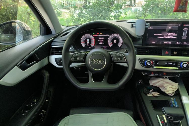 Used Audi A4L 2022 40 TFSI Luxury Dynamic Model Steering Wheel