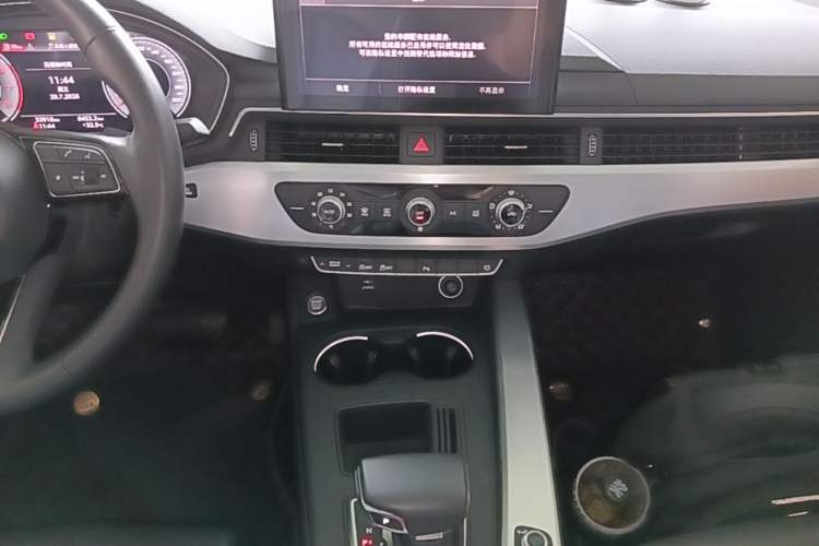 Used Audi A4L 2022 40 TFSI Fashion Dynamic Model Audio And AC Panel