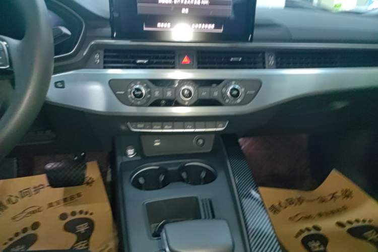 Used Audi A4L 2022 40 TFSI Fashion Dynamic Model Audio And AC Panel