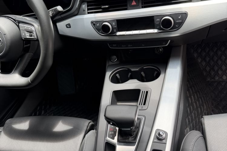 Used Audi A4L 2022 40 TFSI Luxury Dynamic Model Audio And AC Panel