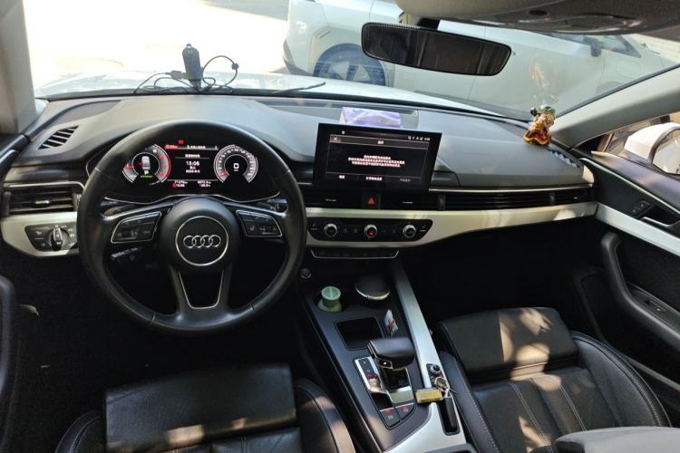 Used Audi A4L 2022 40 TFSI Luxury Dynamic Model Center Console