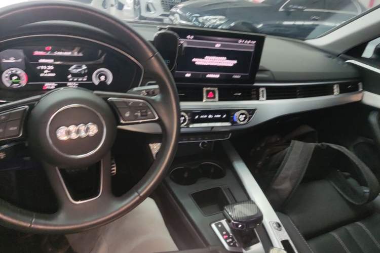 Used Audi A4L 2022 40 TFSI Luxury Dynamic Model Center Console