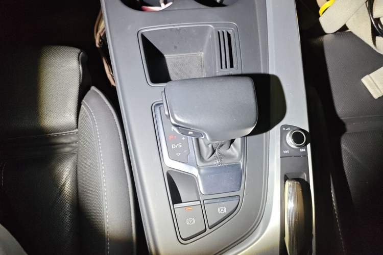 Used Audi A4L 2022 40 TFSI Luxury Dynamic Model Gear Lever