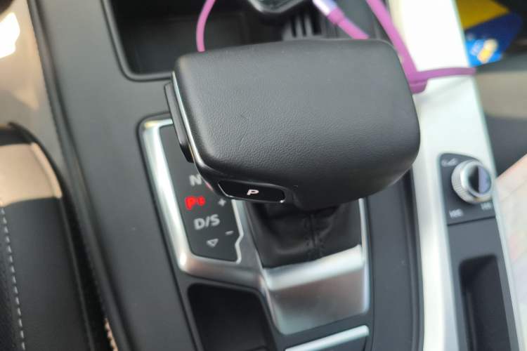 Used Audi A4L 2022 40 TFSI Luxury Dynamic Model Gear Lever