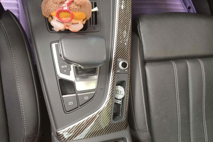 Used Audi A4L 2022 40 TFSI Luxury Dynamic Model Gear Lever