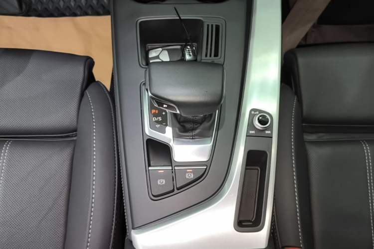 Used Audi A4L 2022 40 TFSI Luxury Dynamic Model Gear Lever