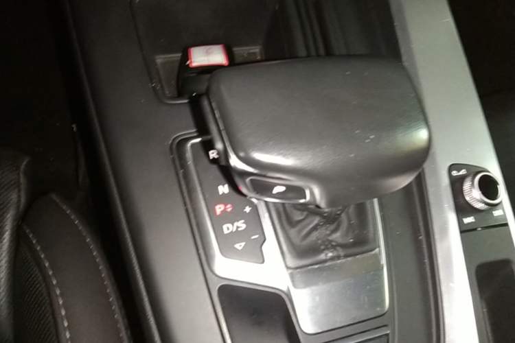 Used Audi A4L 2022 40 TFSI Luxury Dynamic Model Gear Lever