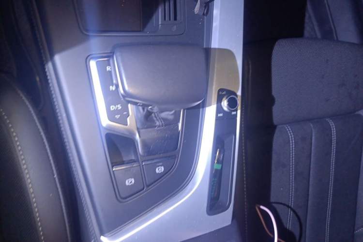 Used Audi A4L 2022 40 TFSI Luxury Dynamic Model Gear Lever