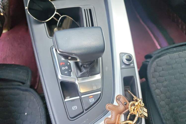 Used Audi A4L 2022 40 TFSI Luxury Dynamic Model Gear Lever