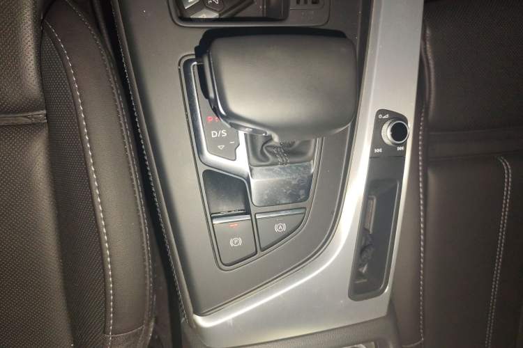 Used Audi A4L 2022 40 TFSI Luxury Dynamic Model Gear Lever