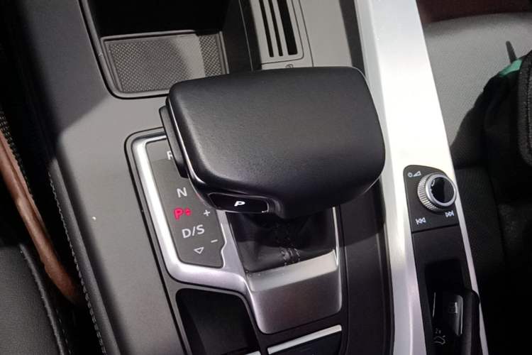 Used Audi A4L 2022 40 TFSI Luxury Dynamic Model Gear Lever
