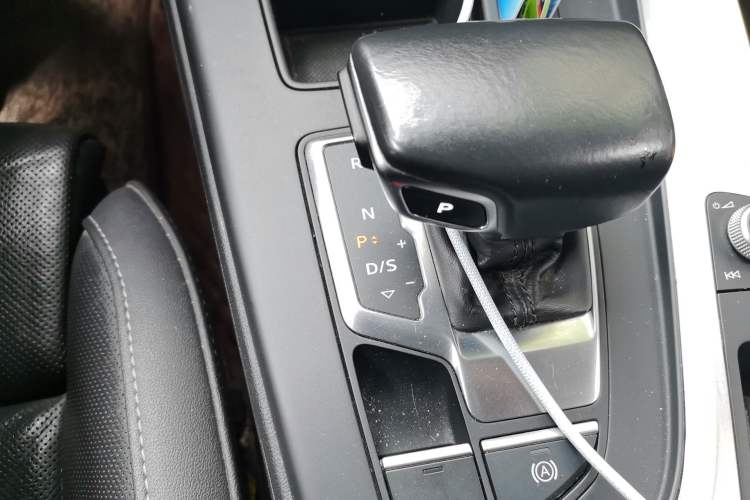 Used Audi A4L 2022 40 TFSI Luxury Dynamic Model Gear Lever