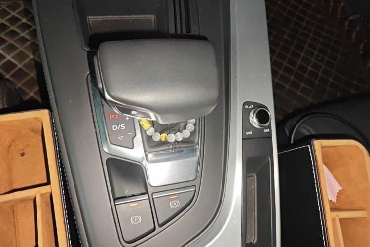 Used Audi A4L 2022 40 TFSI Luxury Dynamic Model Gear Lever