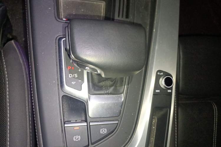 Used Audi A4L 2022 40 TFSI Luxury Dynamic Model Gear Lever