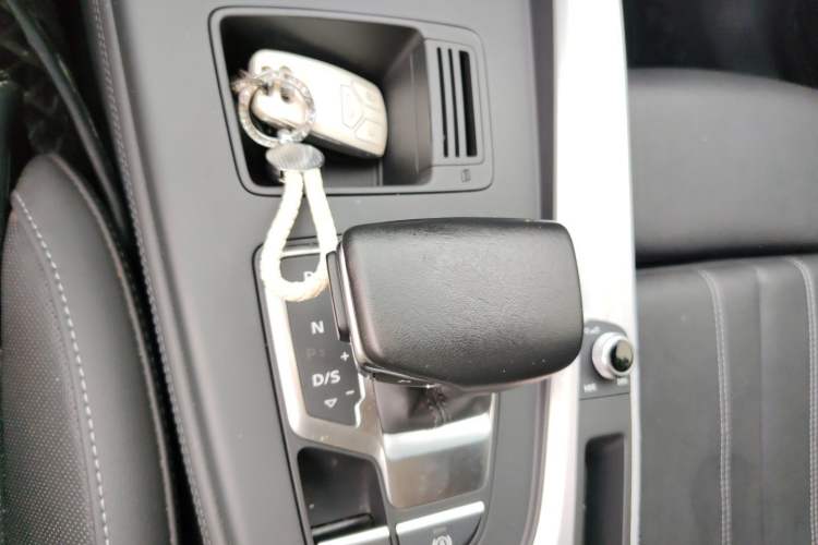 Used Audi A4L 2022 40 TFSI Luxury Dynamic Model Gear Lever