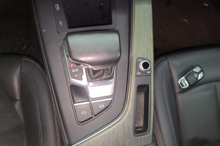 Used Audi A4L 2022 40 TFSI Stylish and Elegant Edition Gear Lever